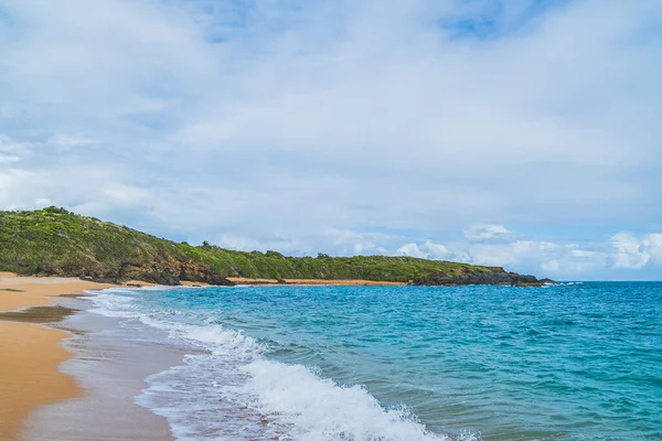 热带红沙泳滩及蓝水与天空的全景 — 图库照片