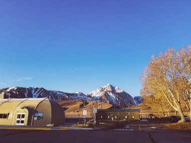 Mamut Yosemite havaalanı, baharın altın saatinde Sierra Nevadas 'a karşı.