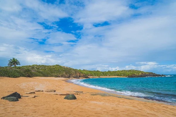 Vista panoramica della spiaggia tropicale di sabbia rossa e acqua blu contro il cielo — Foto Stock