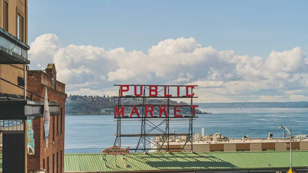 Pike Místo veřejného trhu znamení proti modré obloze a mraky — Stock fotografie