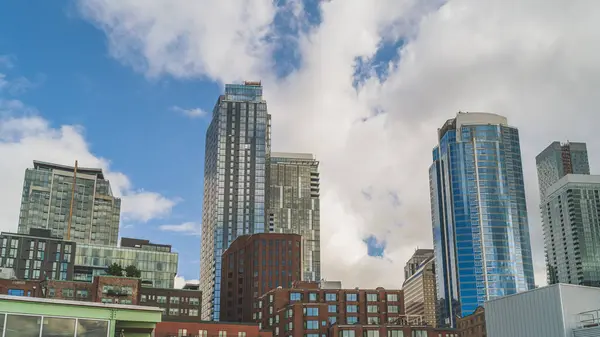 Cityscape of Seattle mrakodrapy z nízkého úhlu proti obloze — Stock fotografie