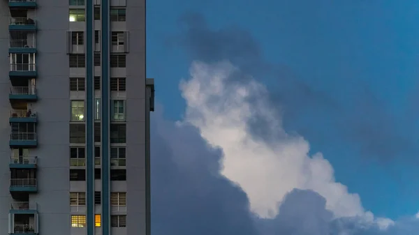 Высотные кондоминиумы против драматического неба — стоковое фото