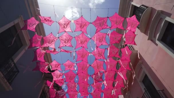 Różowy latawce trzepotanie nad Fortaleza Street w San Juan Portoryko — Wideo stockowe