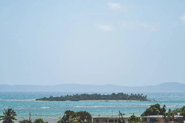 Veduta della piccola isola al largo della costa orientale di Puerto Ricos — Foto Stock