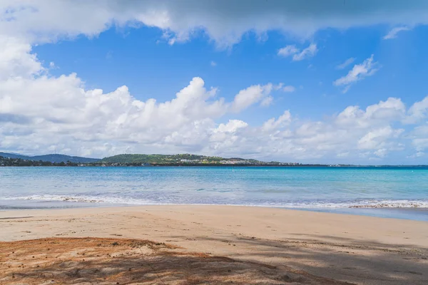 Luquillo pláž v tropickém Portoriku a bílé opuchlé mraky — Stock fotografie