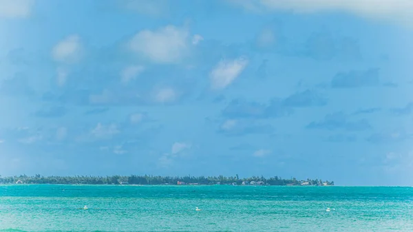 Vista dalla spiaggia di Luquillo a Porto Rico tropicale e nuvole bianche e gonfie — Foto Stock