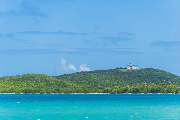 Maják sedí na kopci ve Fajardo Puerto Rico obklopen palmami — Stock fotografie