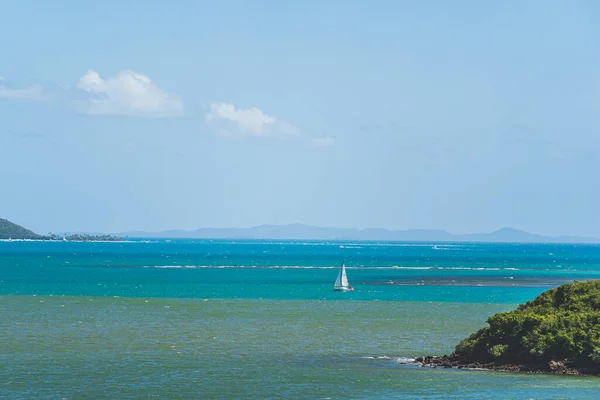 Barca a vela in lontananza nel Mar dei Caraibi al largo della costa di Porto Rico — Foto Stock