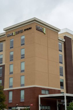 Bulutlu gökyüzüne karşı Home 2 Suites Hotel