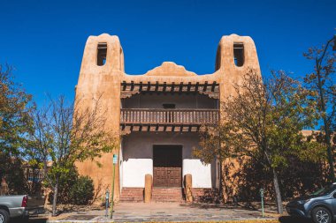 Santa Fe New Mexico 'nun güneybatı Adobe mimarisi mavi gökyüzüne karşı