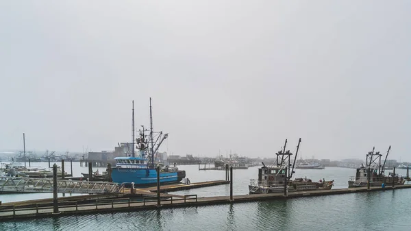 Fishing trawlers at dock in foggy weather in a marina — Stock Photo, Image