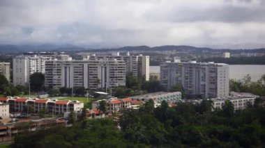 Ocak ayının bulutlu bir gününde San Juan Porto Riko konutlarının hava izleme görüntüsü