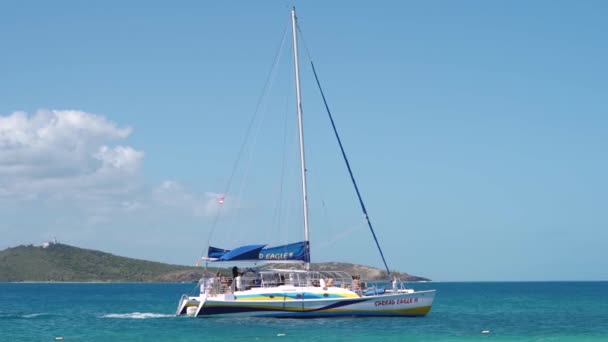Катамаран в голубых водах Карибского бассейна против голубого неба — стоковое видео