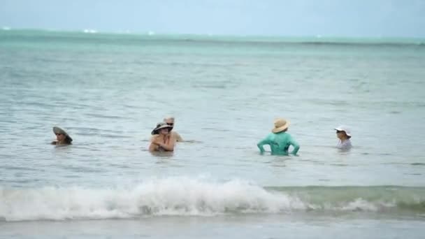 Grupo de ancianos hombres y mujeres se relajan en el cálido océano tropical — Vídeos de Stock