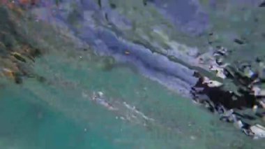 Suyun altındaki yüzey kırılmasından soyut POV