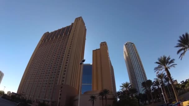 Tijd delen torens in Las Vegas tegen heldere hemel — Stockvideo
