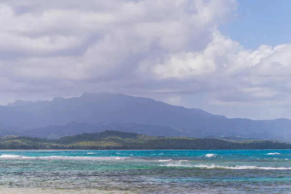 Mörka regnmoln hänger över bergen i El Junque regnskog i Puerto Rico — Stockfoto