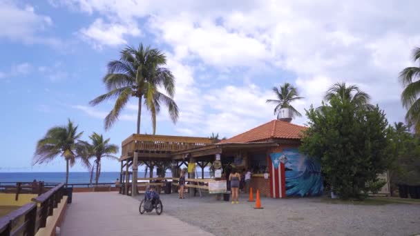 La gente si mette in fila fuori da un ristorante all'aperto a Porto Rico — Video Stock
