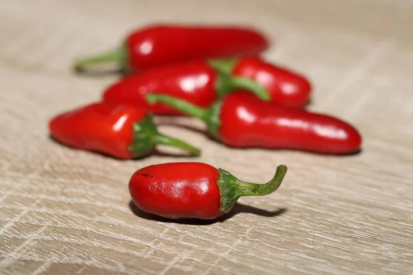 Pimientos Rojos Picantes Sobre Fondo Madera —  Fotos de Stock