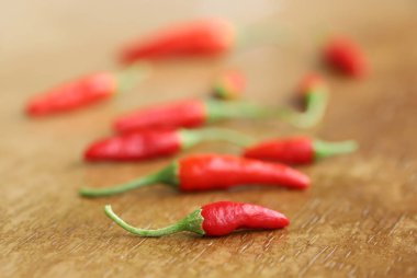 Ahşap masada kırmızı kırmızı kırmızı biber