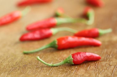 Ahşap masada kırmızı kırmızı kırmızı biber