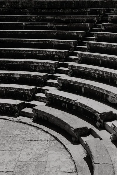 Yunanistan 'da Antik Amfitiyatro Adımları