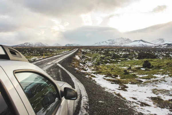 Dağ yolunda park edilmiş bir araba.