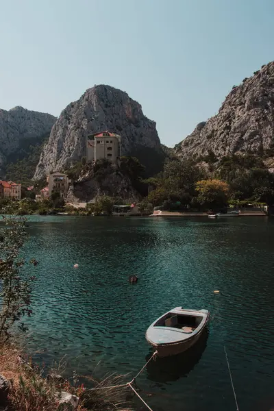 Zümrüt Denizdeki Tekne