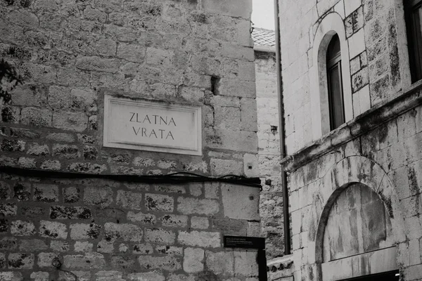 Taştaki Eski Sokak Tabelası