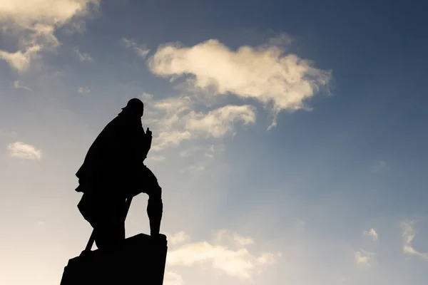 Mavi Gökyüzüne Karşı Viking Heykeli