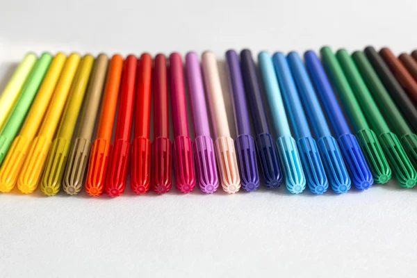 Багатокольорова повсть-ручка на столі — стокове фото