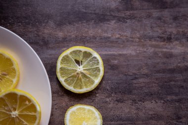 Sabah çayla başlar... limon çayıyla.