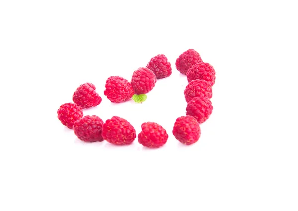 Ahududu beyaz bir arka plan üzerinde izole kalp