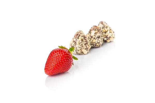 La composition des fraises et des chocolats isolés sur un fond blanc — Photo