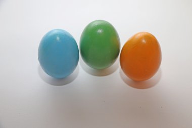 Eastereaster yumurta küçük bir çocuğun elinde renkli.