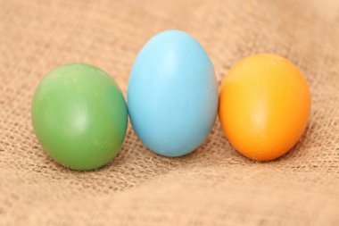 Eastereaster yumurta küçük bir çocuğun elinde renkli.