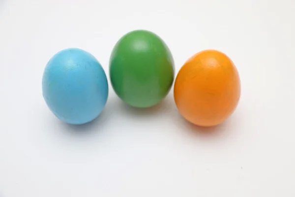 Eastereaster の着色された小さい子の手の中の卵. — ストック写真