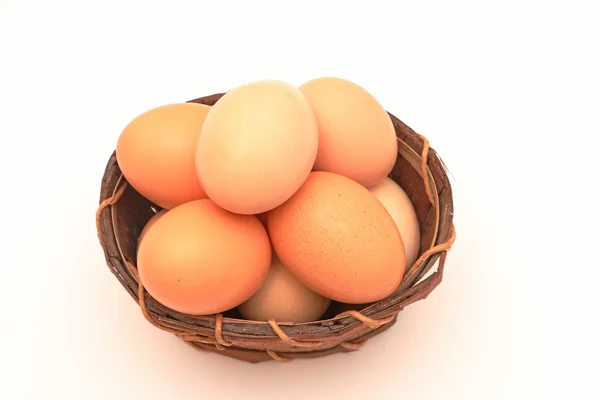 Ovos de Páscoa em uma cesta. — Fotografia de Stock