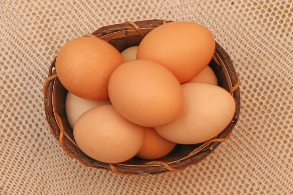 Ovos de Páscoa em uma cesta de madeira com equitação . — Fotografia de Stock