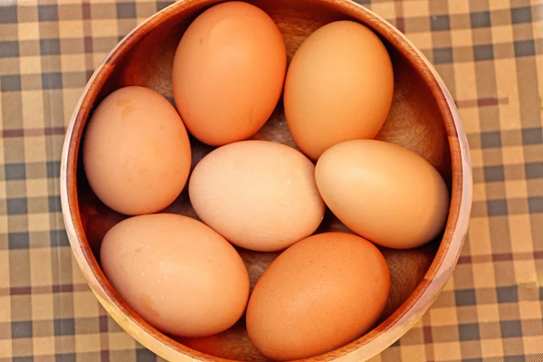 Ovos de Páscoa em uma tigela de madeira — Fotografia de Stock