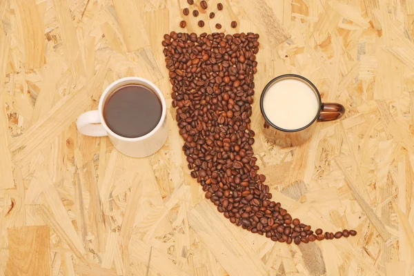 Geröstete Kaffeebohnen auf einem hölzernen Hintergrund — Stockfoto