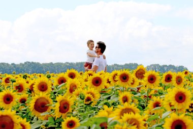 mutlu joyfull baba oğluyla şirin zeki iyi huylu çiçek açması ayçiçeği alanındaki