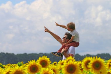 mutlu joyfull baba oğluyla şirin zeki iyi huylu çiçek açması ayçiçeği alanındaki