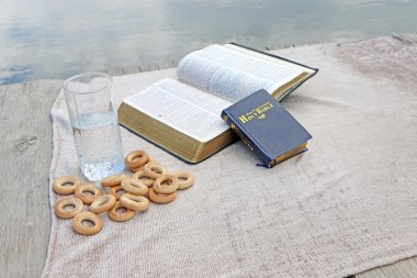 Açık kitap İncil,