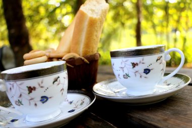 Tablo ve yakın simit ve kahve kırmızı somun