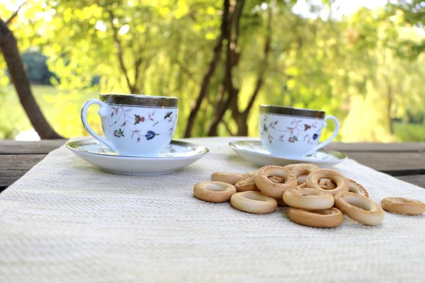 En la naturaleza, en las rosquillas y copas de mesa, regalo —  Fotos de Stock