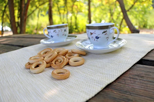 En la naturaleza, en las rosquillas y copas de mesa, regalo —  Fotos de Stock