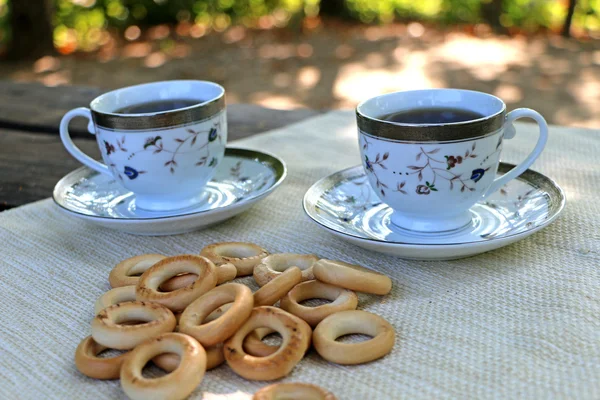 En la naturaleza, en las rosquillas y copas de la mesa , —  Fotos de Stock