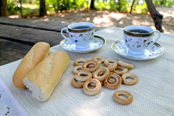 Tablo ve yakın simit ve kahve kırmızı somun