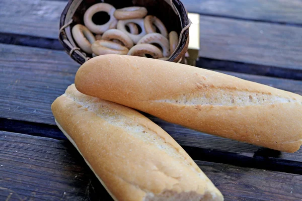 Ψωμί είναι χωρισμένη σε δύο μέρη, με ψωμί-δαχτυλίδια πάνω στο τραπέζι — Φωτογραφία Αρχείου